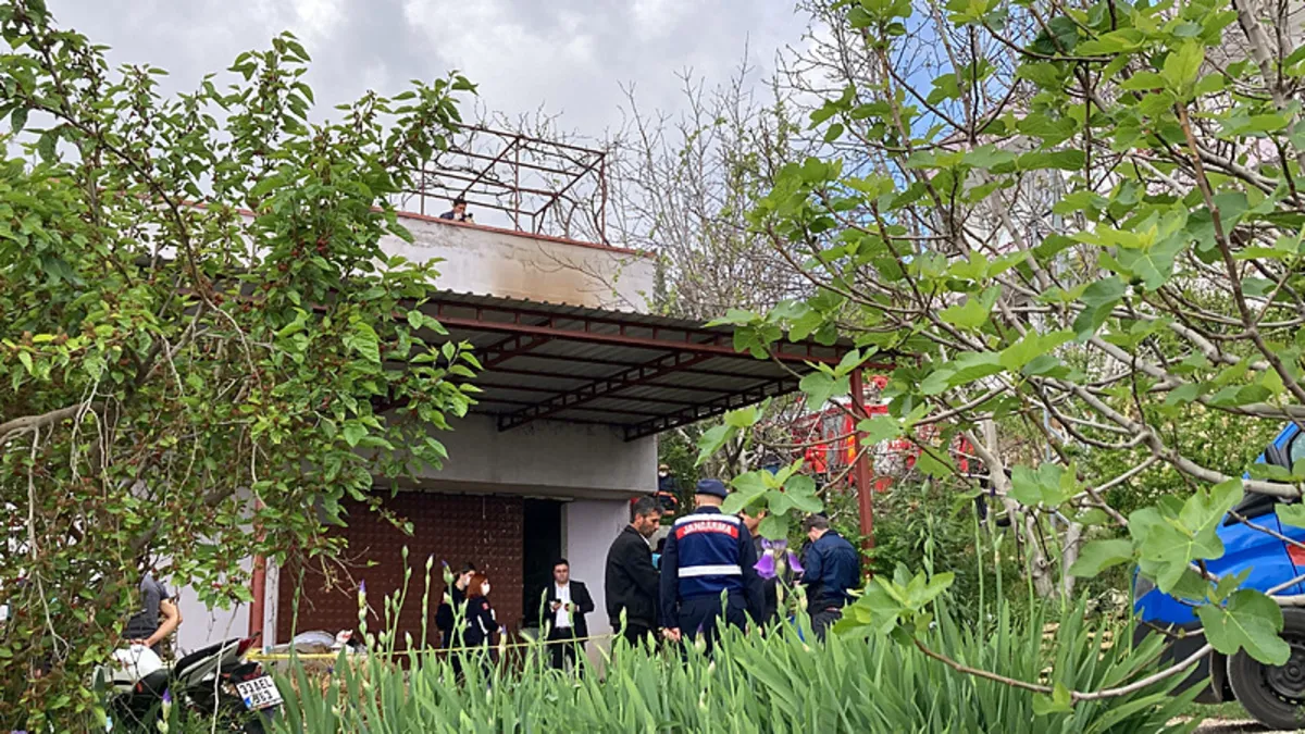 Anne ile oğlu evde, baba 5 km uzaklıktaki otomobilinde yanmış olarak ölü bulundu