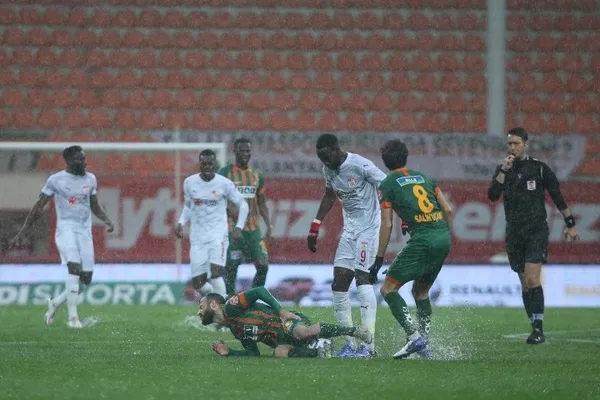 Alanyaspor - Sivasspor maçına yağmur engeli | Peki maç ne zaman oynanacak? - 1