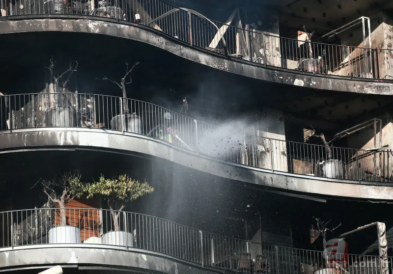 İzmir'de 8 katlı binada büyük yangın! 7 saatin ardından kontrol altına alındı 22