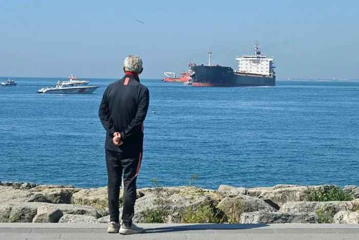 istanbul-bogazinda-karaya-oturan-yuk-gemisi-kurtarildi-1715084264995.jpeg İstanbul Boğazı'nda karaya oturan yük gemisi kurtarıldı - 3