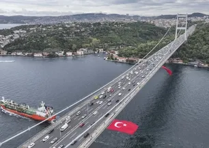 İstanbul Boğazı'ndaki köprülerde Türk bayrakları dalgalandı! 
