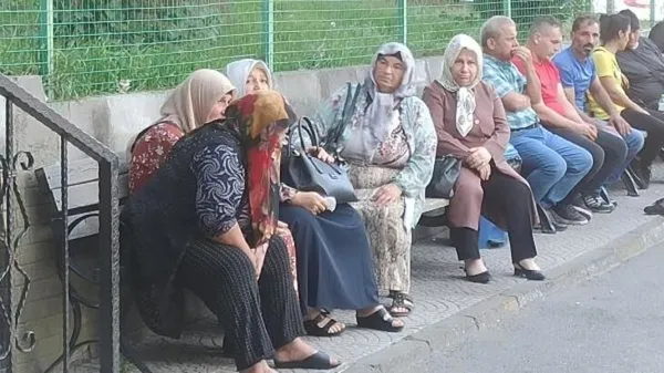 zonguldakta-3-cocuk-annesiz-kaldi-yenge-katilinin-savunmasi-pes-dedirtti-1671696864743.jpg Zonguldak’ta 3 çocuk annesiz kaldı! Yenge katilinin savunması 'pes' dedirtti! - 1