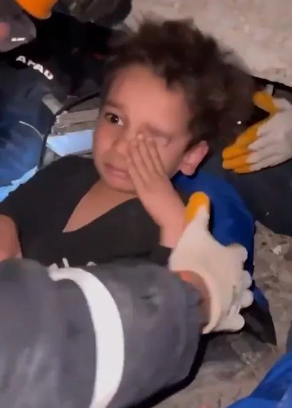Depremden saatler sonra mucize kurtuluşlar! Umutlu bekleyişler sürüyor