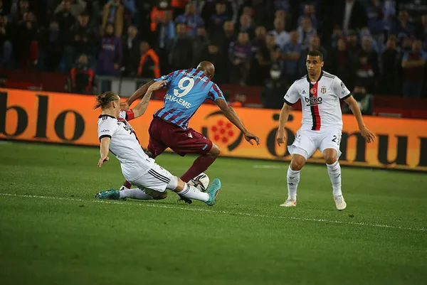Kırmızı kart ve bir penaltının olduğu Trabzonspor-Beşiktaş derbisinde puanlar paylaşıldı! MAÇ SONUCU: Trabzonspor 1-1 Beşiktaş - 7