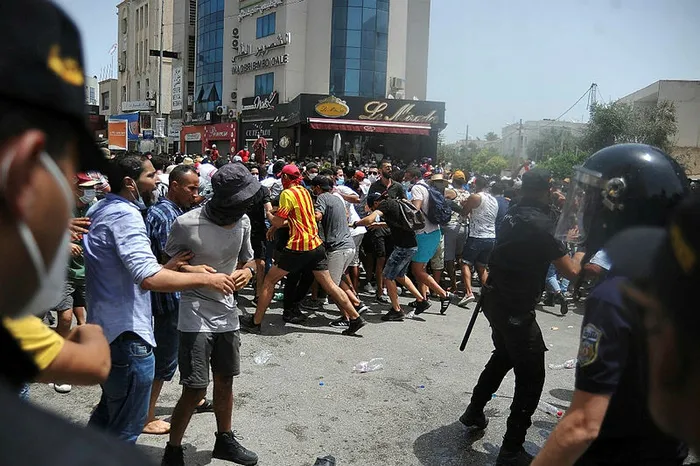 Son dakika: Darbenin yaşandığı Tunus'ta flaş karar: 1 ay süreyle sokağa çıkma yasağı ilan edildi - 1