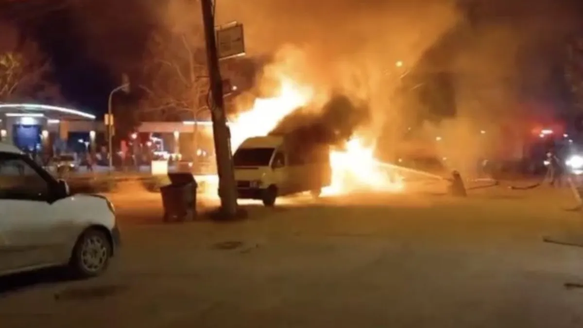 Bursa'da korkutan baraka yangını! Alevler minibüse sıçradı