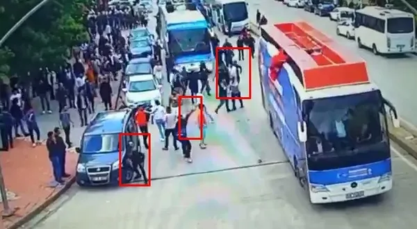 Gaziantep’te CHP’lilerin AK Parti otobüsüne saldırı anı görüntüleri ortaya çıktı! Başkan Erdoğan yaralılarla görüştü