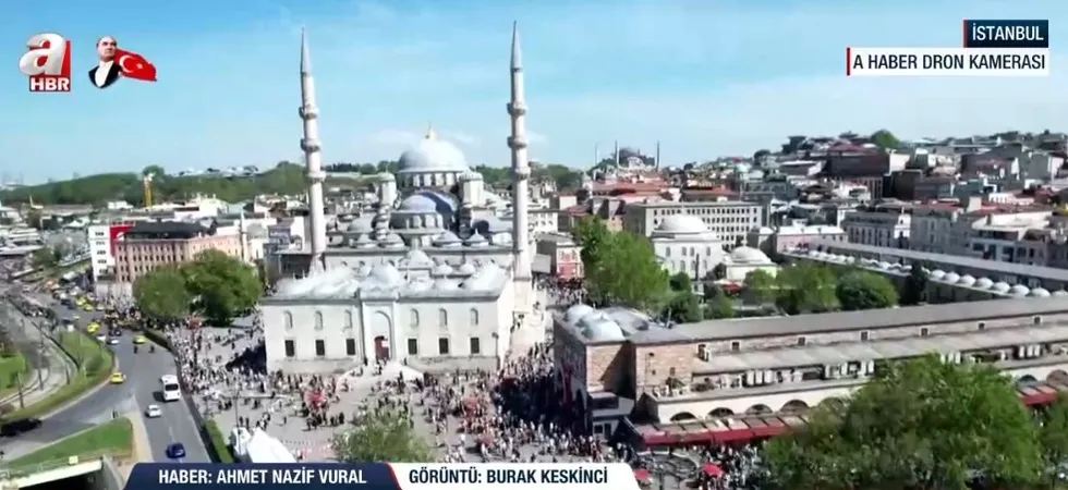 istanbulun-kalbinde-bayram-bereketi-tarihi-yarimadada-adim-atacak-yer-kalmadi-1779202651757.jpg Sadece Eminönü değil, Sirkeci, Ayasofya ve Sultanahmet çevresinde de yoğunluk dikkat çekti. (Fotoğraf - ahaber.com.tr - ekran görüntüsü)