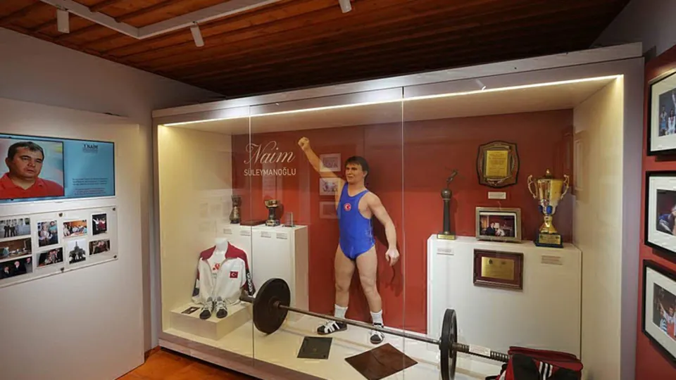 Naim Süleymanoğlu kabri başında anıldı