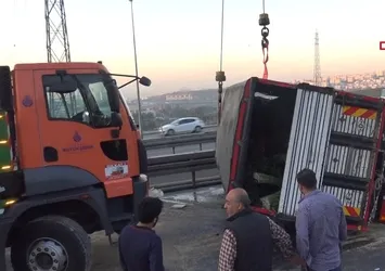 İstanbul D-100 Karayolu'nu kilitleyen kaza