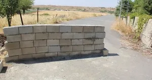 Yola duvar ördü ulaşımı kapattı!