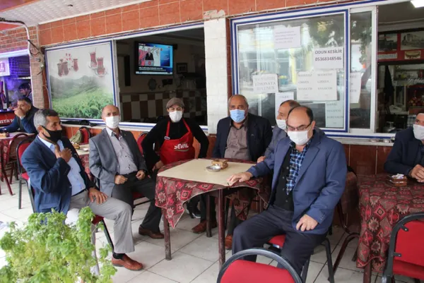 Macron’un fotoğrafına basıp çay içiyorlar