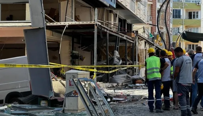 izmirde-5-kisinin-oldugu-patlamada-gelisme-lokanta-sahibi-adliyeye-sevk-edildi-1719849100777.jpg İzmir'de 5 kişinin öldüğü patlamada gelişme! Lokanta sahibi ve tüpü değiştiren kişi tutuklandı | İfadeleri ortaya çıktı