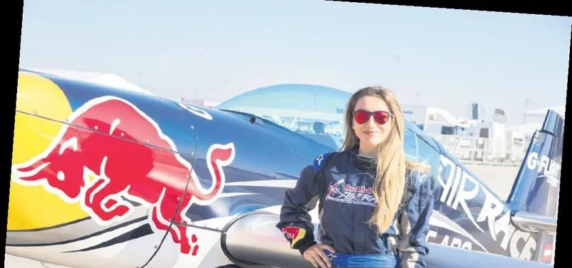 İtalyan akrobasi pilotu Dario Costa'nın güzel co-pilotları