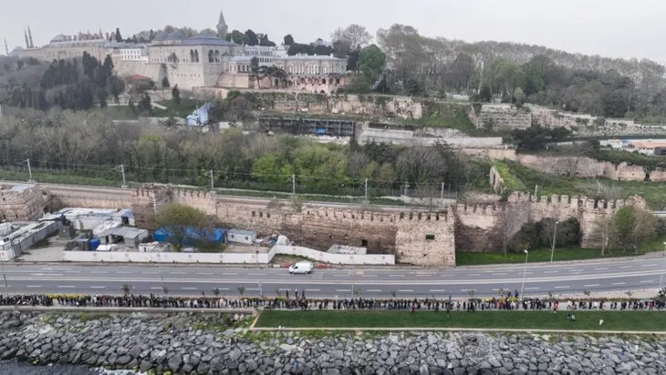 TCG Anadolu’da 2 kilometrelik kuyruk! Binlerce kişi Sarayburnu’na akın etti