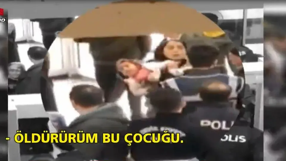 Adliyede polise bebeğiyle saldırdı