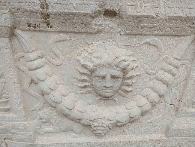 Amasya'da Medusa kabartması ile beddua yazan lahiti uyarılara rağmen soymuşlar! - 3