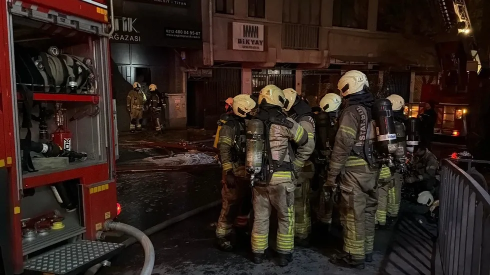 Bayrampaşa’daki 5 katlı iş yerinde yangın: 3 kat küle döndü çatı çöktü - 3
