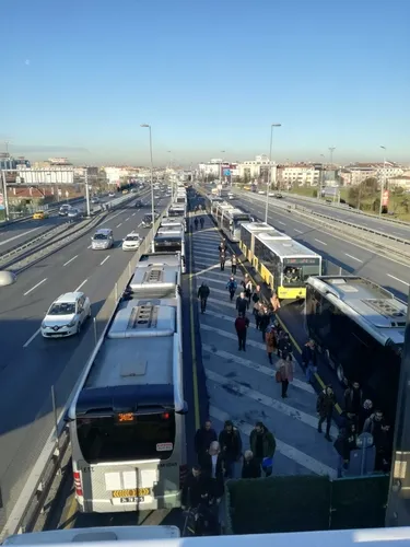 İstanbul’un metrobüs çilesi bitmiyor! Metrobüs arızalandı, seferler yapılamıyor - 1
