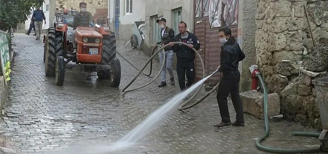 Kütahya’da köylüler koronavirüse karşı sokaklarını termal suyla yıkıyorlar