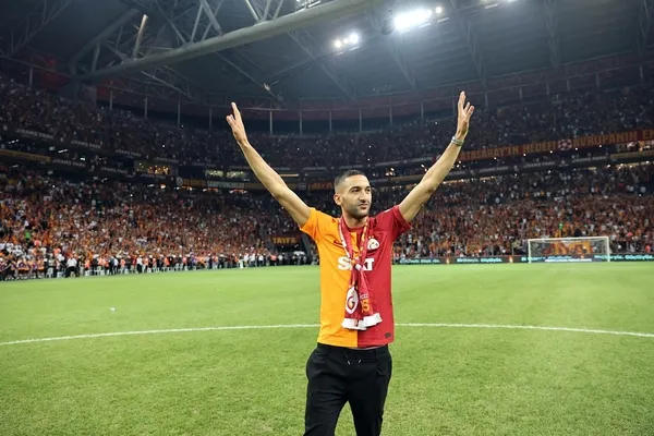 Hakim Ziyech Galatasaray’da! KAP’a bildirildi | Ziyech RAMS Park’ta taraftara üçlü çektirdi