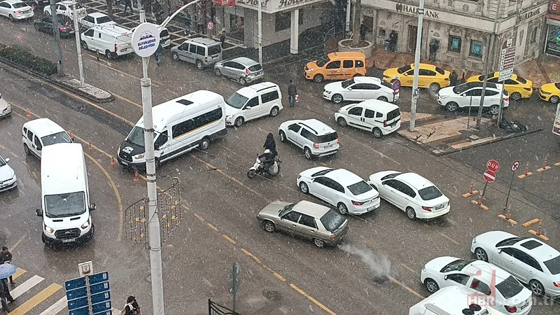 Türkiye'ye yeni sistem giriş yaptı: 17 il alarmda! Yağış, kar ve fırtına uyarısı 11