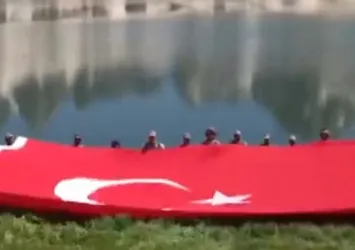 Türk bayrağı eşliğinde namaz