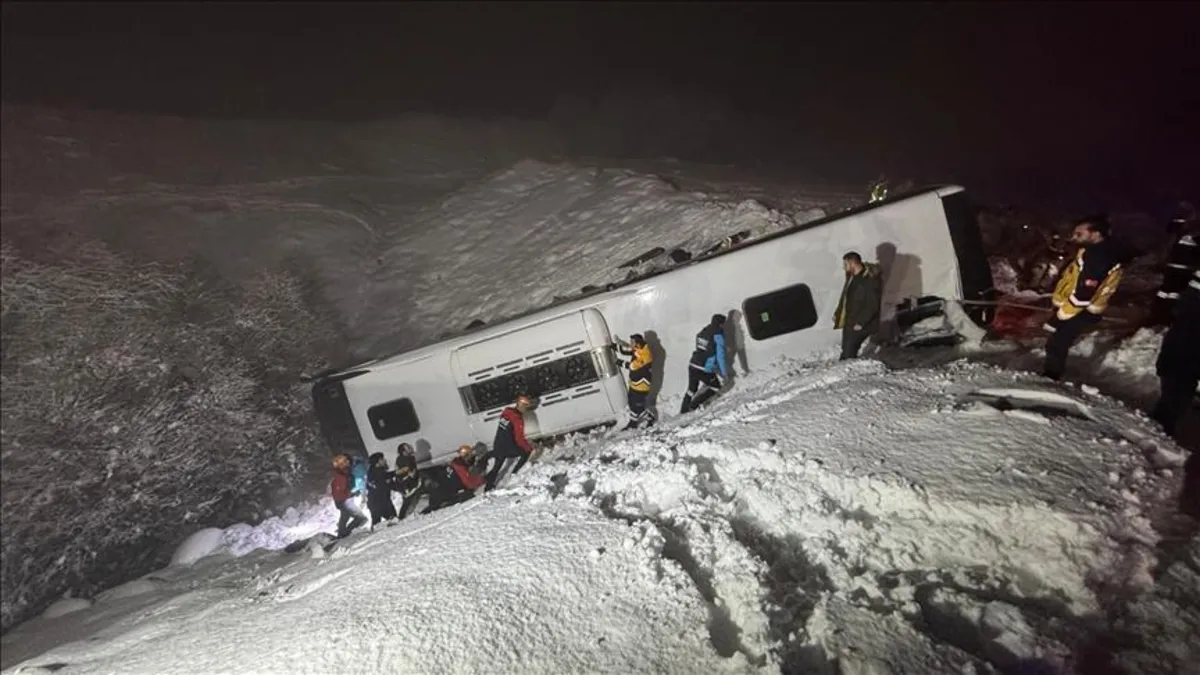 CANLI | Bingöl'de katliam gibi kaza! Yolcu otobüsü şarampole devrildi: 5 ölü 38 yaralı