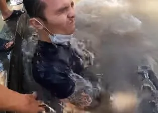 Dev pitonu yakalamaya çalışırken canından oluyordu 🐍 Su dolu havuzda arkadaşları sayesinde kurtuldu