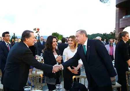 Memleketin düşmanları tarafından linç edilmeye çalışılan usta sanatçı Ahmet Özhan'dan hodri meydan