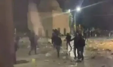Son dakika: İsrail polisinden Mescid-i Aksa'da cemaate alçak saldırı - 1