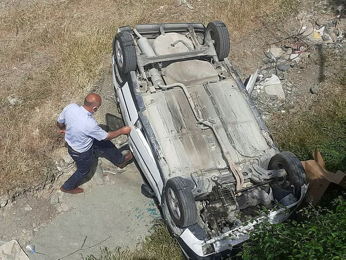 Kartal'da feci kaza! Dereye uçan araçtan burnu bile kanamadan çıktı - 1