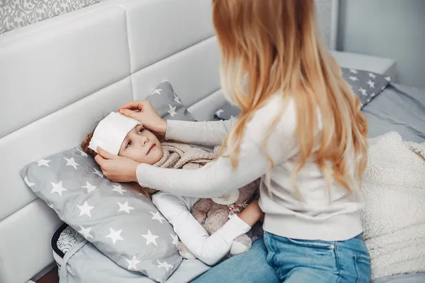 Bebeğinizin ateşini hızlıca düşürmenin yollarını biliyor musunuz? Panik yapmayın! İşte takip etmeniz gerekenler - 10