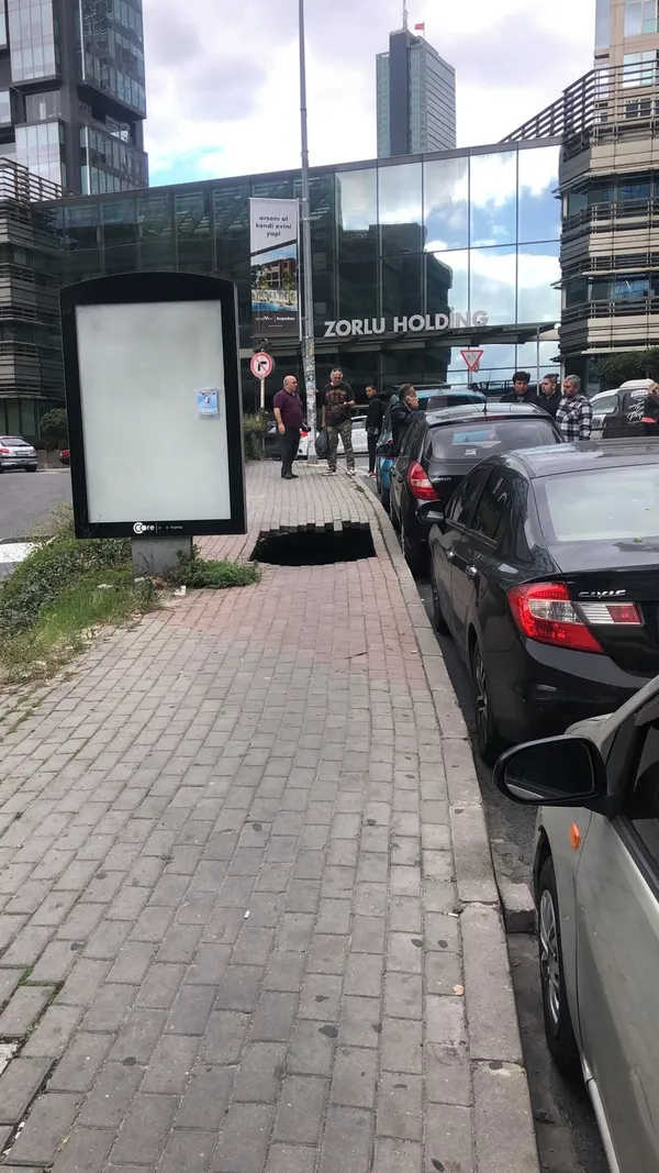 Şişli'de kaldırım çöktü! Kadın içine düştü - 3