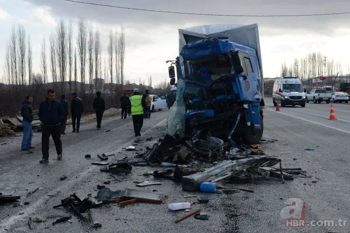 Kamyon yolcu otobüsüne çarptı! 3