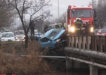 Yoldan çıkan otomobil köprüde asılı kaldı