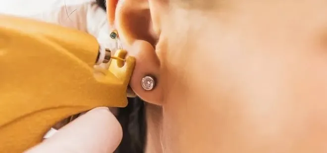 Uzmanı aileleri uyardı: Çocuklarda dövme ve piercing tehlikesi