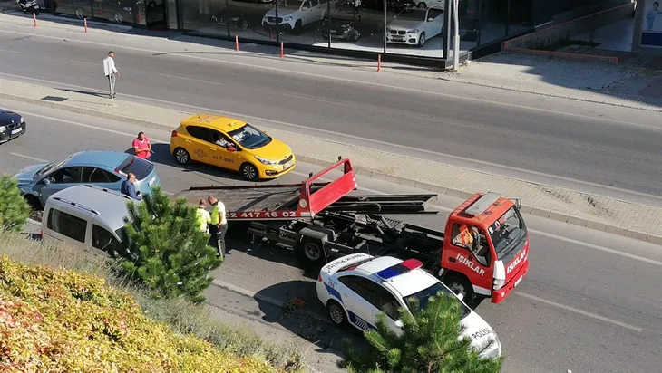 Yoldan çıkan otomobil 20 metre yükseklikten uçtu - 1
