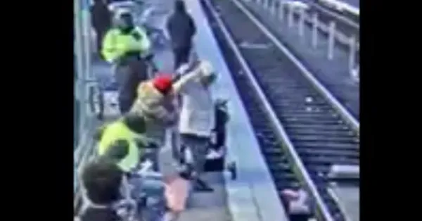 ABD’de dehşete düşüren olay! 3 yaşındaki çocuğu herkesin gözü önünde tren raylarına attı