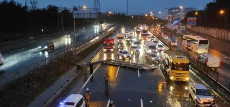Son dakika: Tabela yola devrildi! Trafik kazası meydana geldi