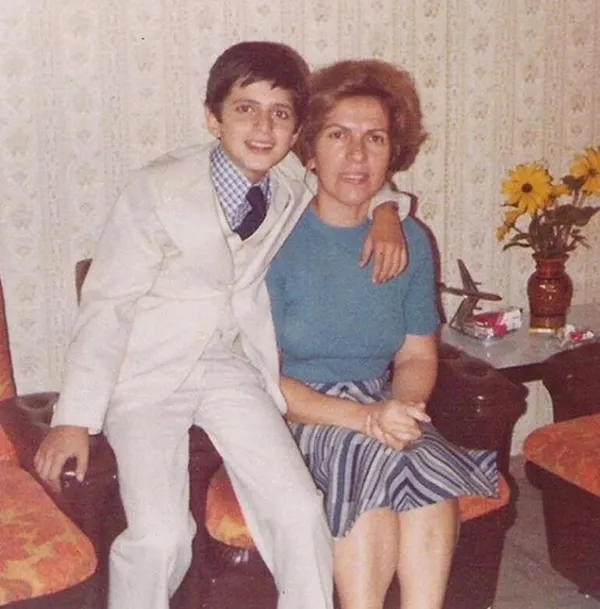 teomandan-sevenlerine-mujde-6-stat-konserim-olacak-1772785508106.jpg Teoman ve annesi Şaziment Yakupoğlu