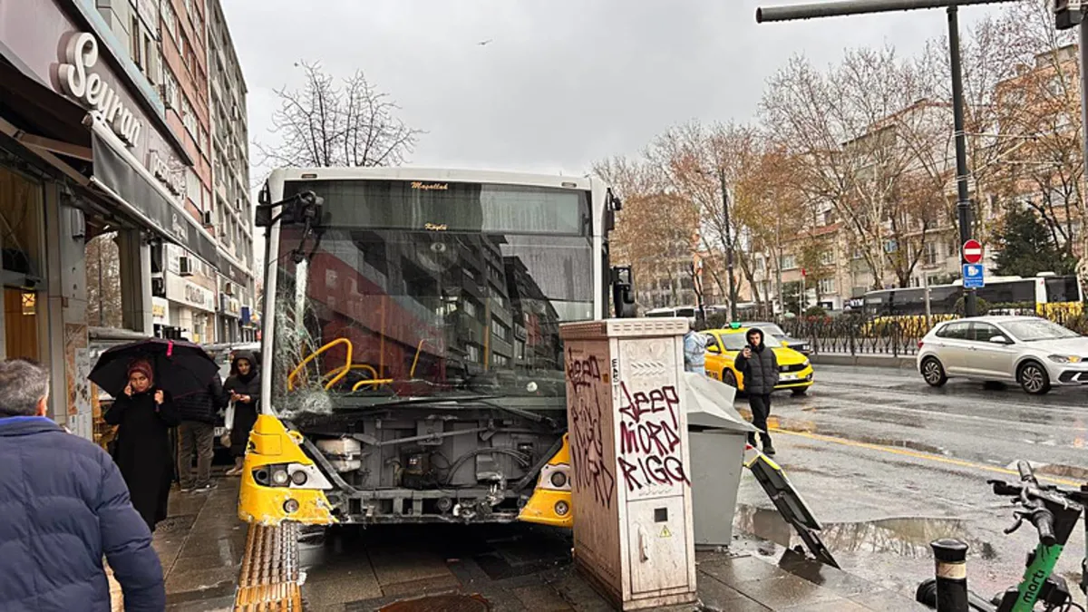 Fatih'te İETT otobüsü 4 araca çarptı! O anlar kamerada