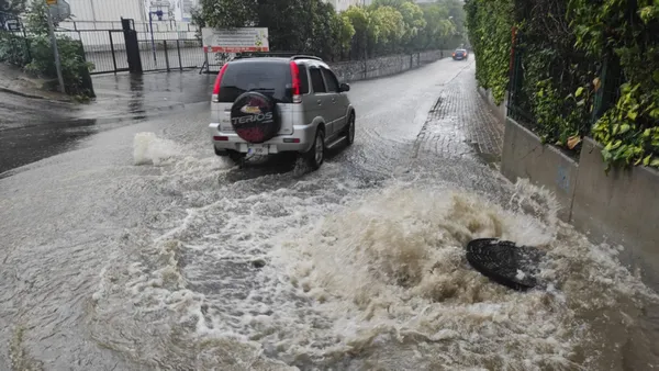 İstanbul sele teslim olurken İmamoğlu ortalıkta görülmedi! Sosyal medya soruyor: Neredesin İmamoğlu? - 4