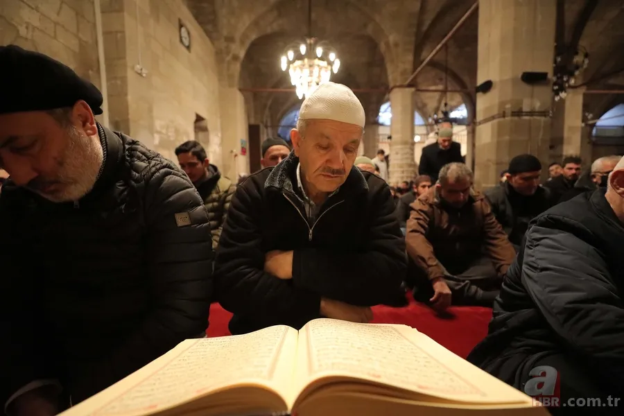 Tüm Türkiye depremde vefat edenler için ellerini semaya kaldırdı 9