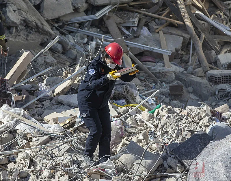 Enkaz altındaki Kur'an-ı Kerim böyle çıkarıldı 4