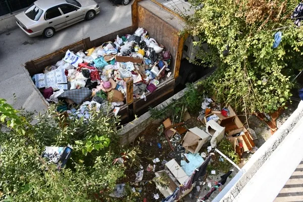1696506670969.jpg Kızları ihbar etti! Karabük’te bir evden iki kamyon çöp çıktı - 2