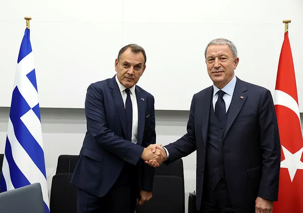 Bakan Hulusi Akar’dan NATO Zirvesinde Yunanistan Savunma Bakanı Nikolaos Panagiotopoulos’a yüzme dersi