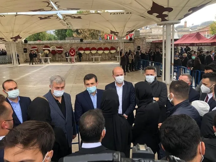 Özdemir Bayraktar son yolculuğuna uğurlandı! Sevenleri Fatih Camii'ne akın etti