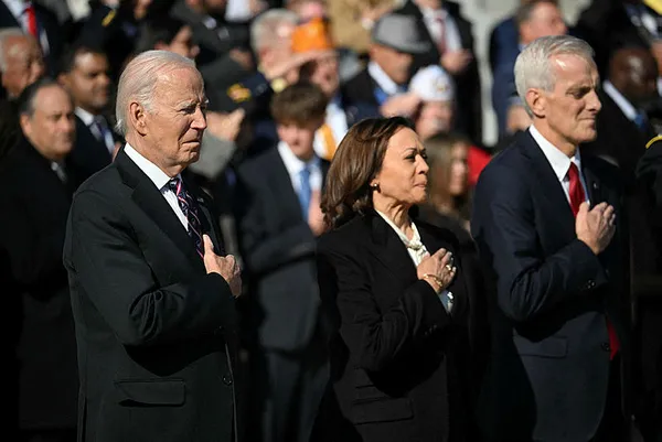saskin-biden-yine-gundem-oldu-arlington-ulusal-mezarligini-ziyaretinde-1699773297121.jpg Şaşkın Biden yine gündem oldu! Arlington Ulusal Mezarlığı'nı ziyaretinde… - 1
