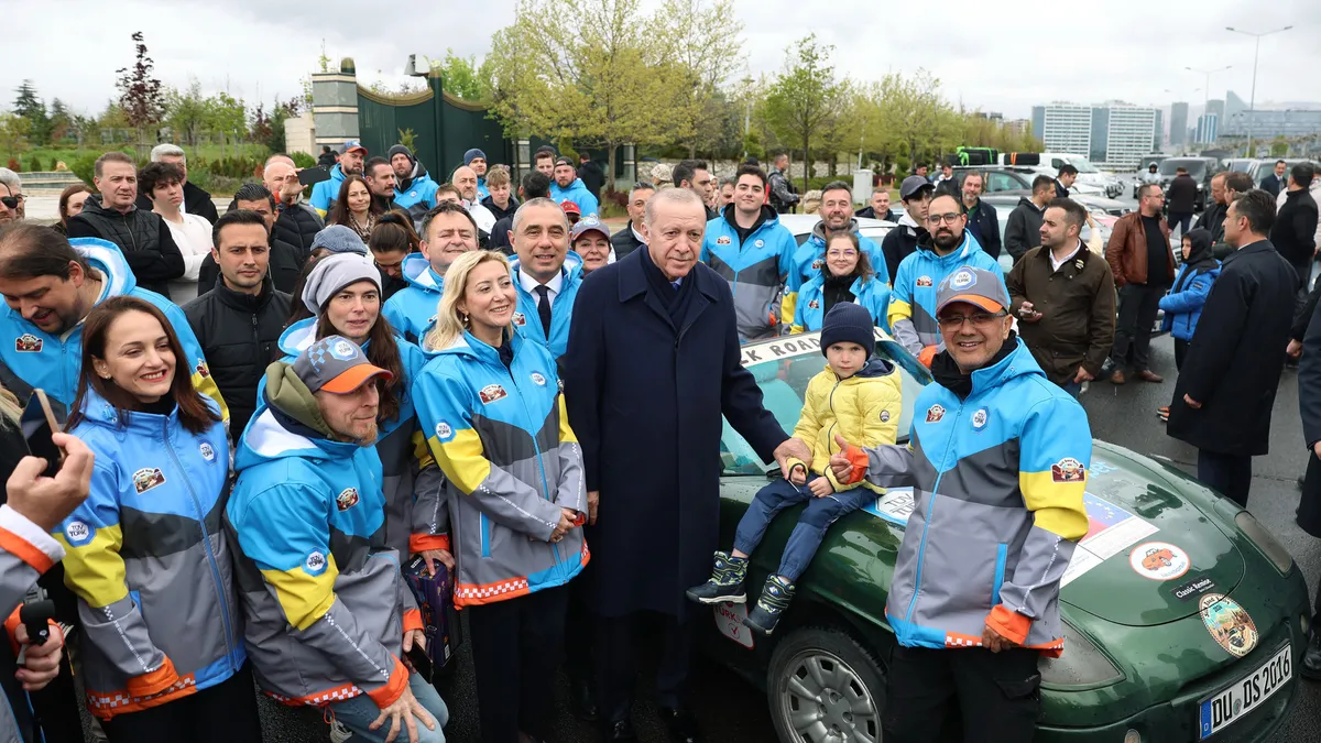Doğu-Batı Dostluk ve İpek Yolu Rallisi start aldı: Başkan Erdoğan grubu uğurladı